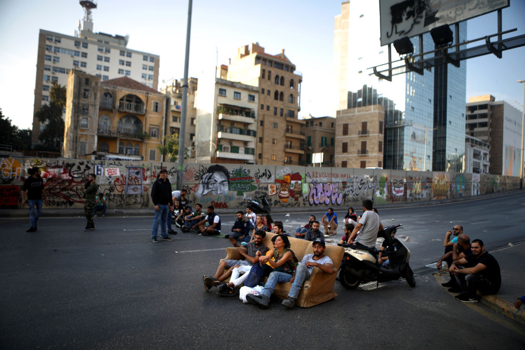أقفل المحتجون جسر الرينغ في وسط العاصمة بيروت (غيتي)