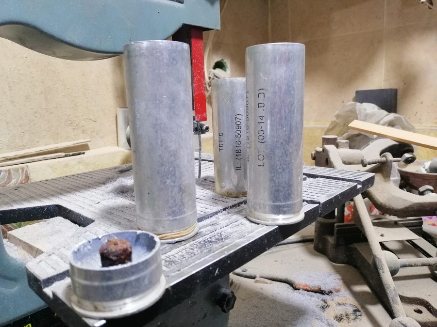 الفنان اكرم الوعرة يحول قنابل الغاز الى اكسسوارات.jpg