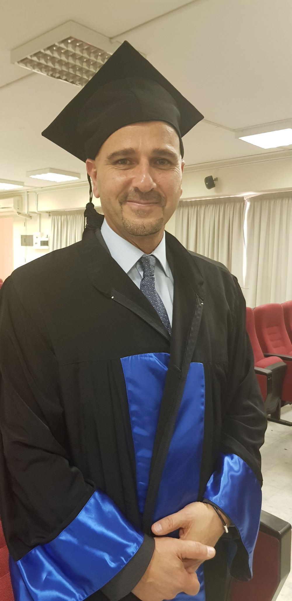 تخرج نديم محسن من الجامعة عام 1985 (اندبندنت عربية)