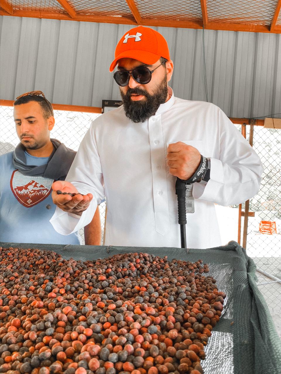 أحد السياح يتفقد محصوله (اندبندنت عربية)