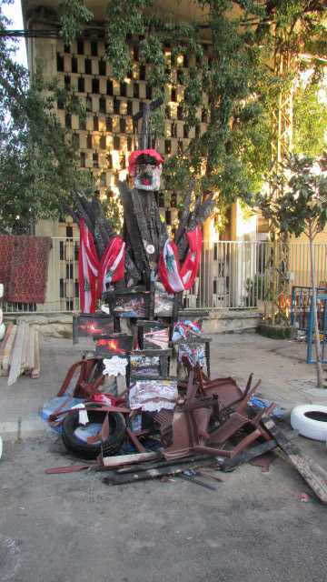 مجسم في مدينة النبطية بعد إحراق خيمة المحتجين (اندبندنت عربية)