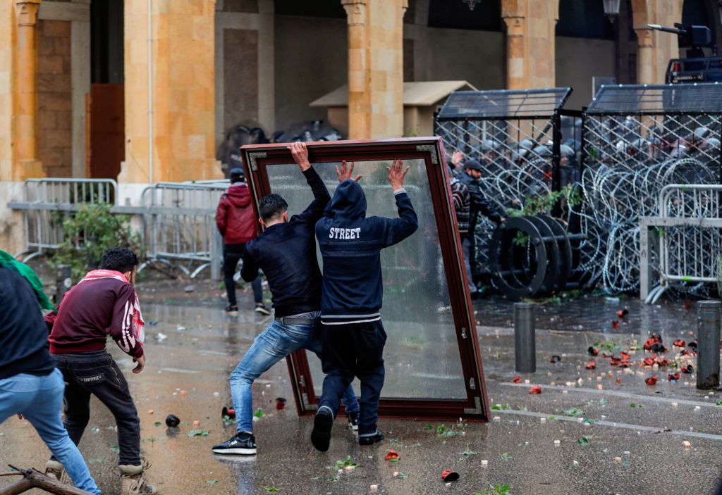 من المواجهات بين المحتجين والقوى الأمنية في وسط العاصمة بيروت (غيتي)