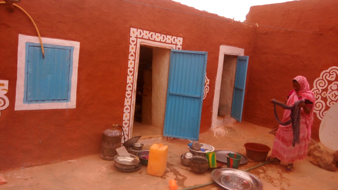 يمثّل فن زخرفة المنازل في مدينة ولاته الموريتانية تراثاً معمارياً قديماً (اندبندنت عربية)