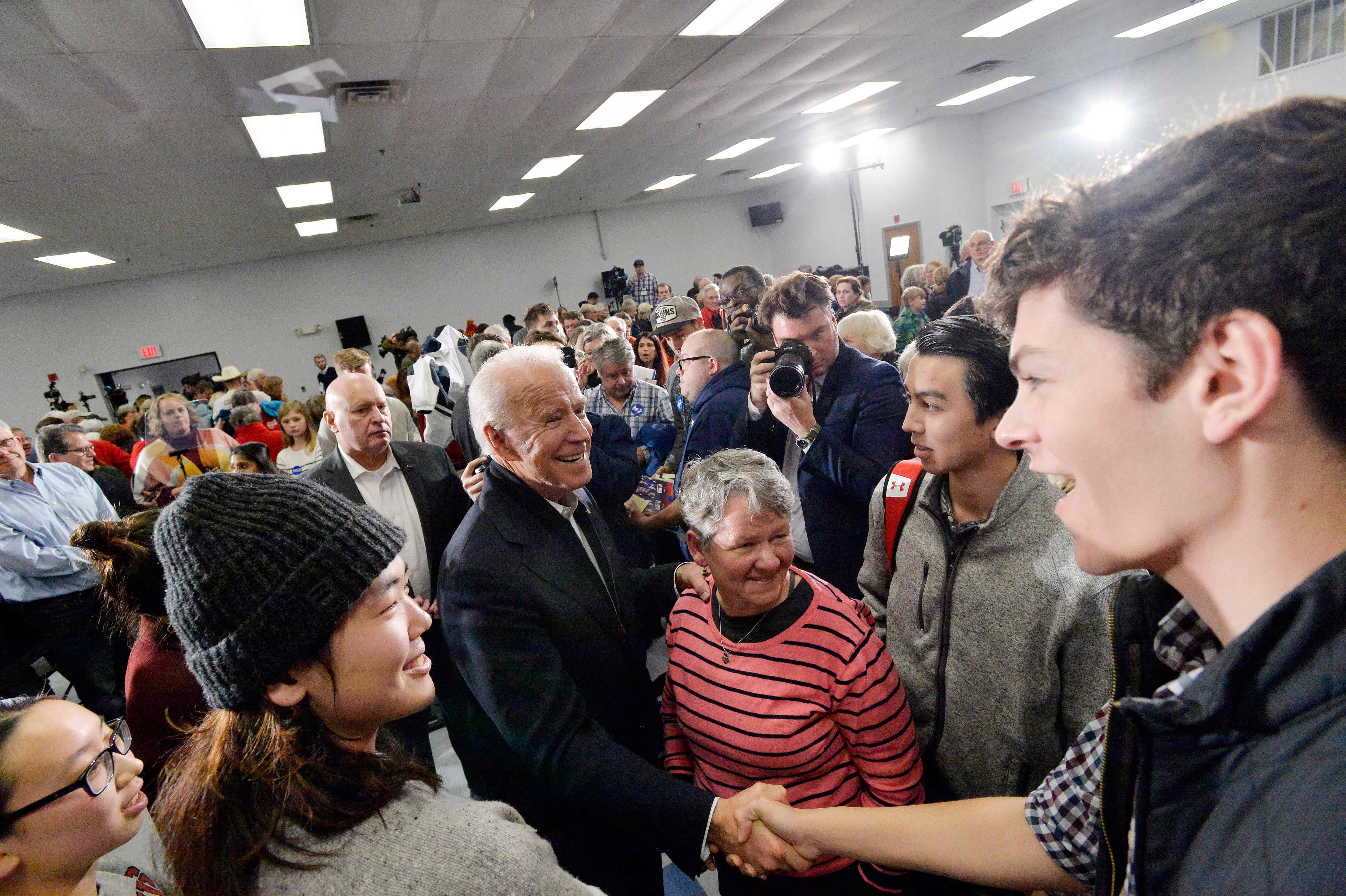 بعد الفوضى في نتائج انتخابات "آيوا"، ادّعى غير مرشح ديمقراطي من بينهم جون بايدن، أنه الفائز، ما عمق الخلافات الحزبية