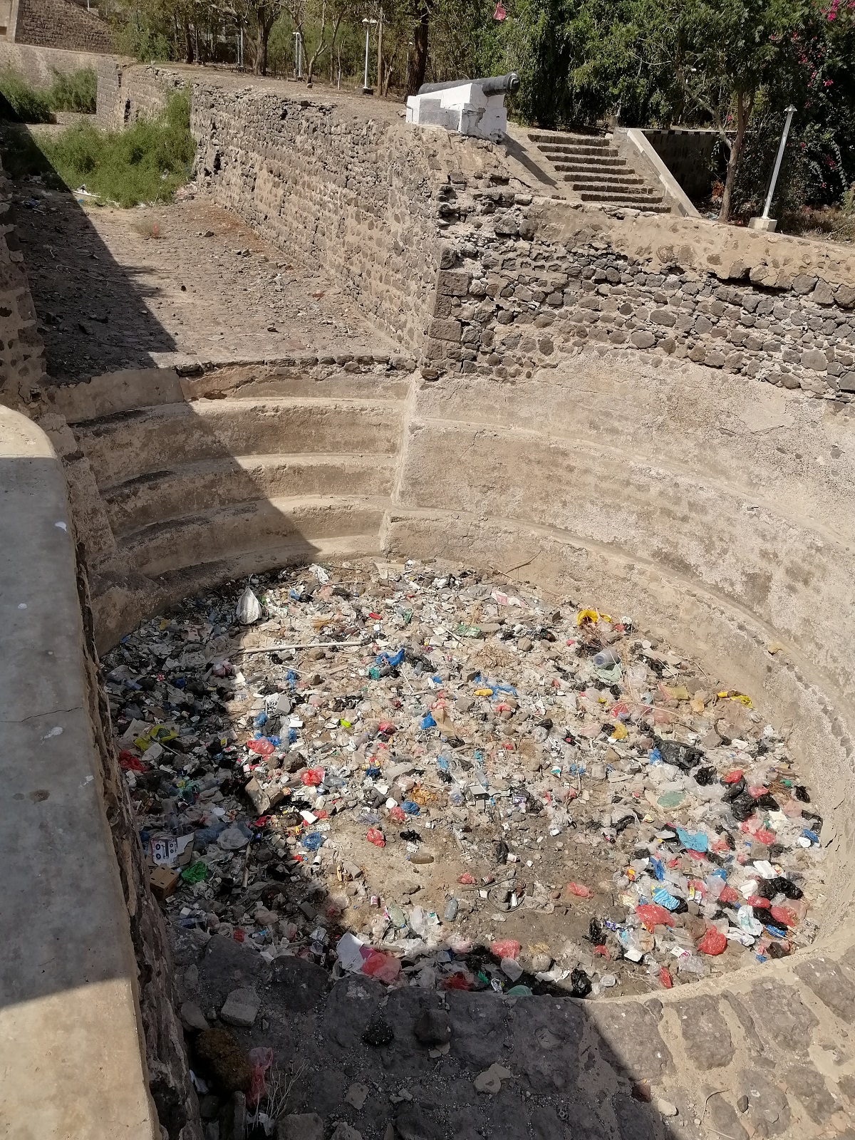 عدن هويتي  . تكدس القمامة في قلعة صيرة.jpg