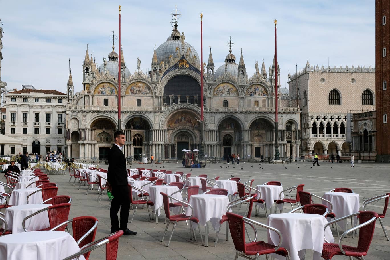 ساحة سانت ماركو في مدينة البندقية السياحية كما بدت خالية بسبب الإغلاق (رويترز) 