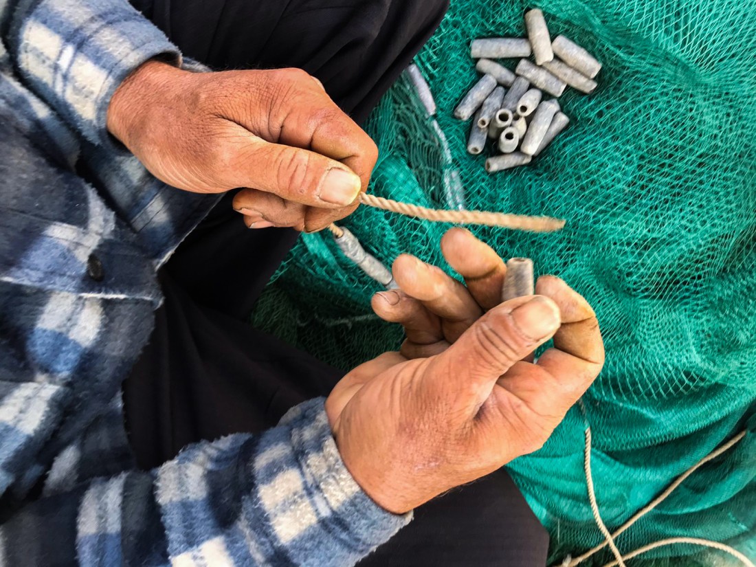 تطلب حياكة شباك الصيد جهداً وصبراً (مريم أبو دقة)