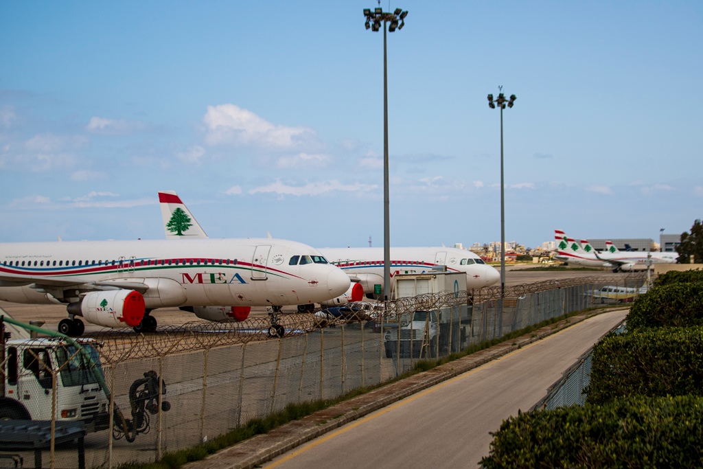  مطار رفيق الحريري الدولي في بيروت يعلق الرحلات في محاولة لاحتواء فيروس كورونا (أ.ب)