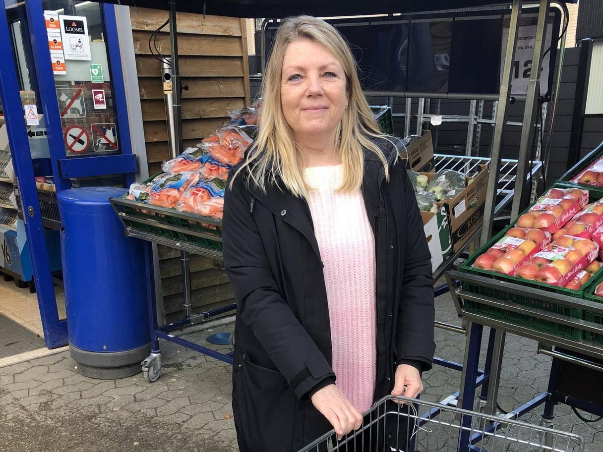  الدنماركية هيلي روتينغ تقدم ساعات من وقتها للمساعدة في ايصال الغذاء والدواء لبعض المحتاجين ( عن هيلي روتينغ ) 