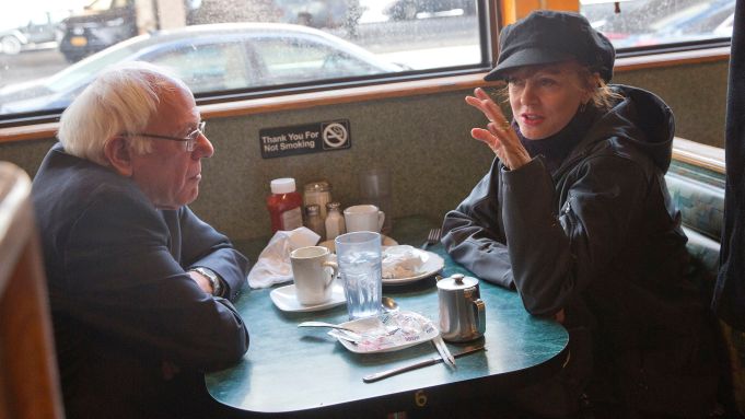 يلقى بيرني ساندرز المرشح "الاشتراكي" للرئاسة الأميركية، تأييداً مستمراً من بطلة الفيلم النسوي الأيقوني "ثيلما ولويز" 