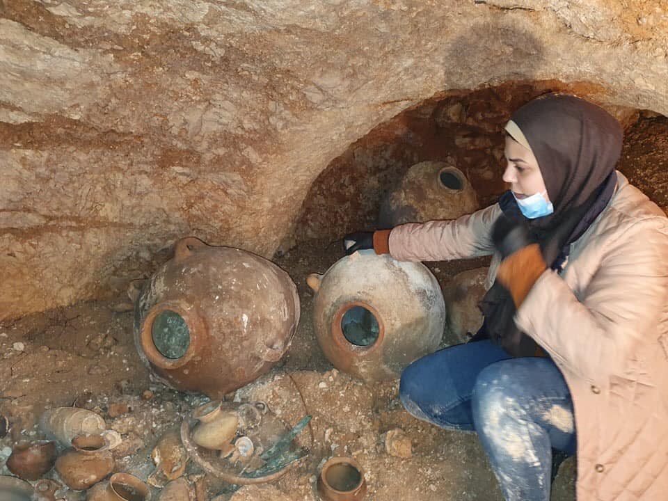 صور من وزارة السياحة اثناء كشف المقبرة 5.jpg