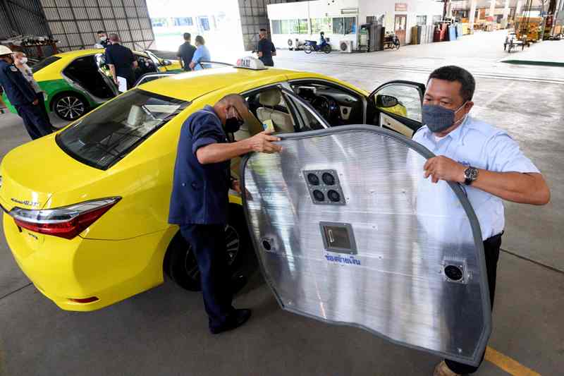 موظفو الرعاية وسائقو سيارات الأجرة وغيرهم من العاملين المعرضين للخطر يخشون على سلامتهم مع الكشف عن معدلات الوفيات من فيروس كورونا