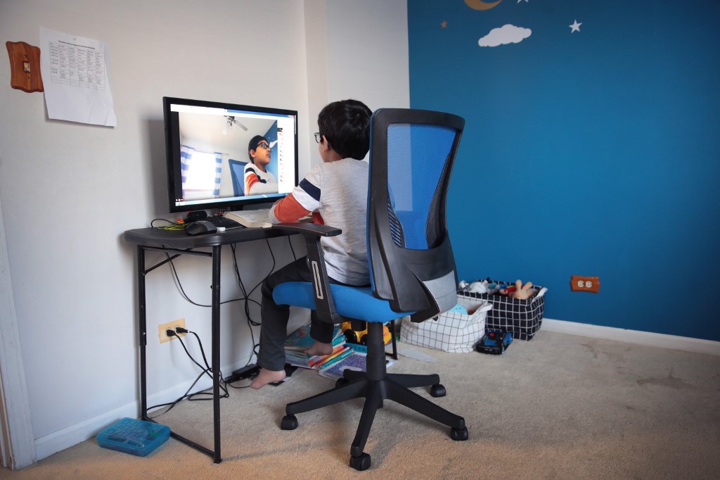 من الضروري أن يتواصل الأطفال مع الأهل والأصدقاء عبر تقنية الفيديو (أ.ف.ب).jpg