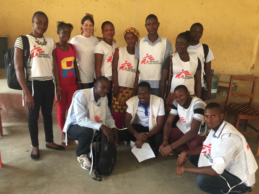 ميلاني (الثالثة من اليسار) مع فريق "أطباء بلا حدود" لم تعتقد يوما أنها ستوفر خدمات طارئة في بلدها (الصورة من أرشيف ميلاني فيلاريال)