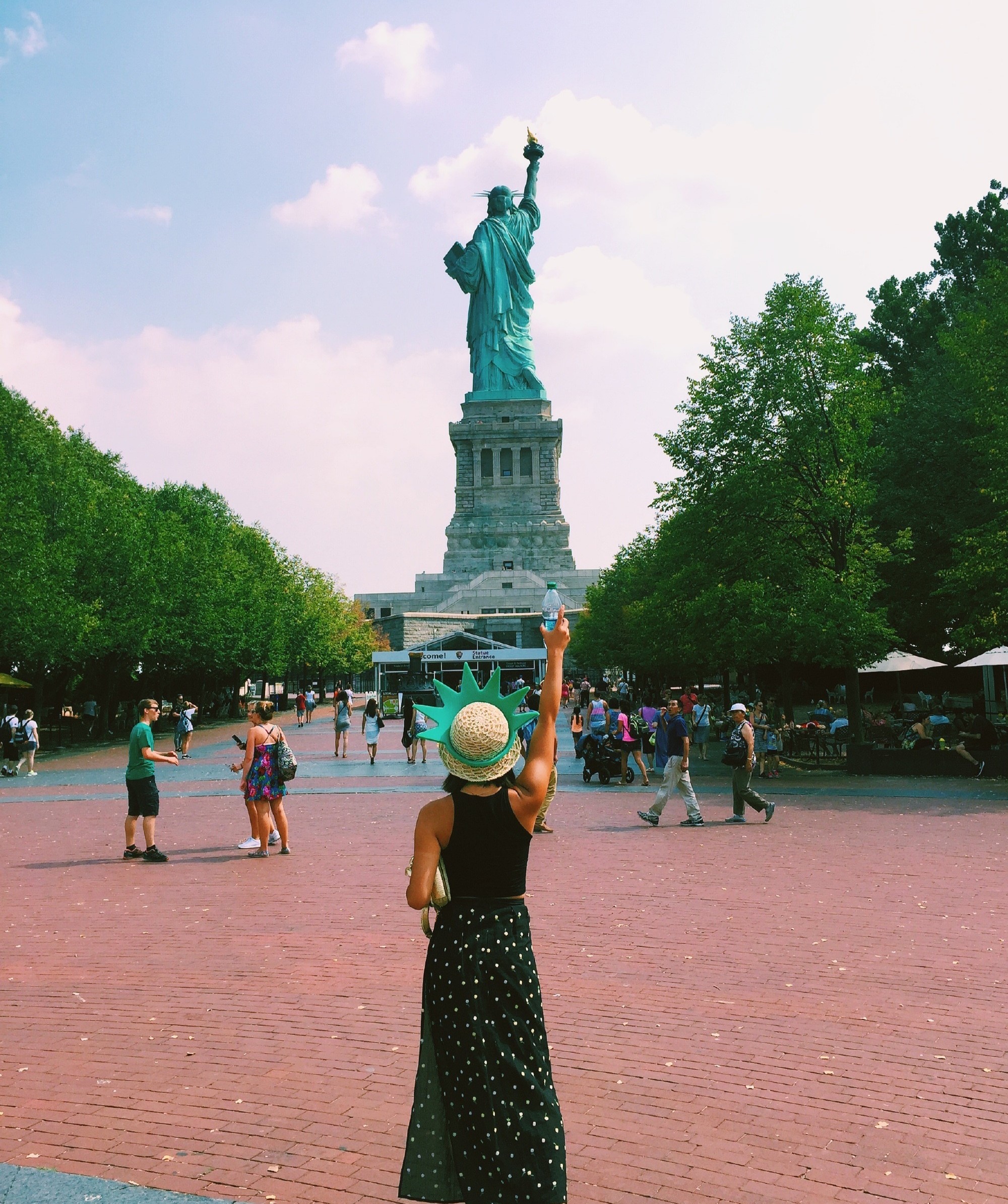 تشيرلي مقابل تمثال الحرية بمدينة نيويورك (اندبندنت عربية).jpg
