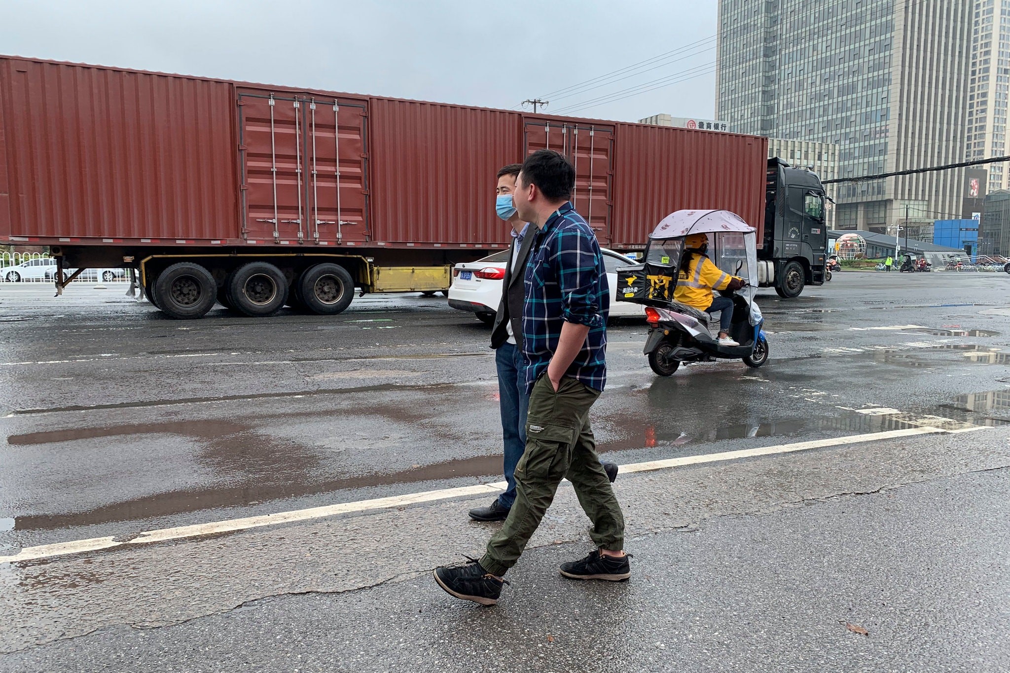 عناصر شرطة بأزياء مدنية يلاحقون الصحفيين (نيويورك تايمز).jpg