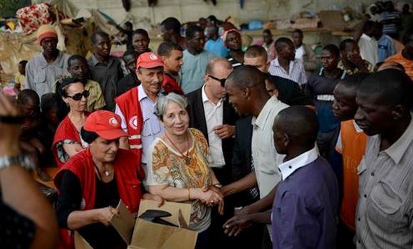 رئيسة الهلال الاحمر الجزائري سعيدة بن حبيلس خلال زيارة لمركز اللاجئين الاأفارقة- الاذاعة الحكومة.jpg