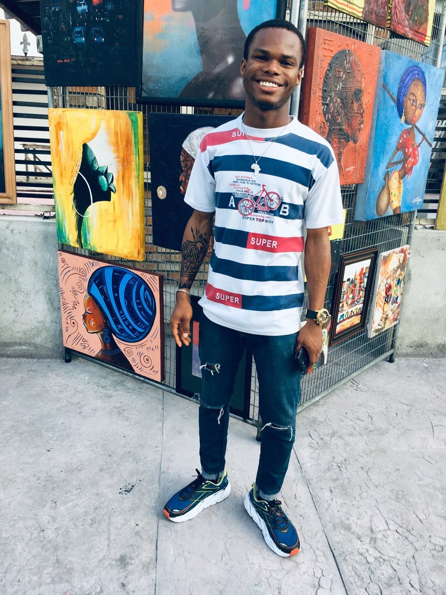 آيبيم كوكي في معرضه الفني في نيجيريا (اندبندنت عربية).jpg