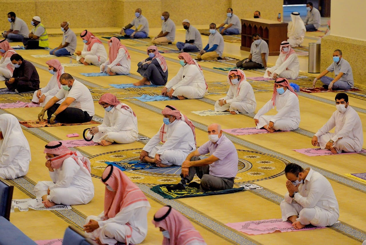 المصلين في أول صلاة للجمعة بعد إعادة فتح المساجد (التواصل الاجتماعي).jpg
