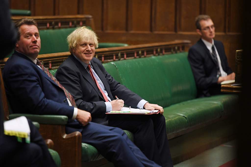 رئيس الوزراء بوريس جونسون خلال جلسة المساءلة الأسبوعية في البرلمان (أ.ف.ب) 