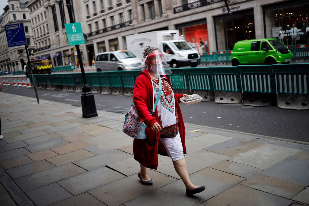 تتفاوت نسبة التزام البريطانيين بتعليمات الوقاية خلال التنقل وزيارة الأسواق  (أ.ف.ب) 