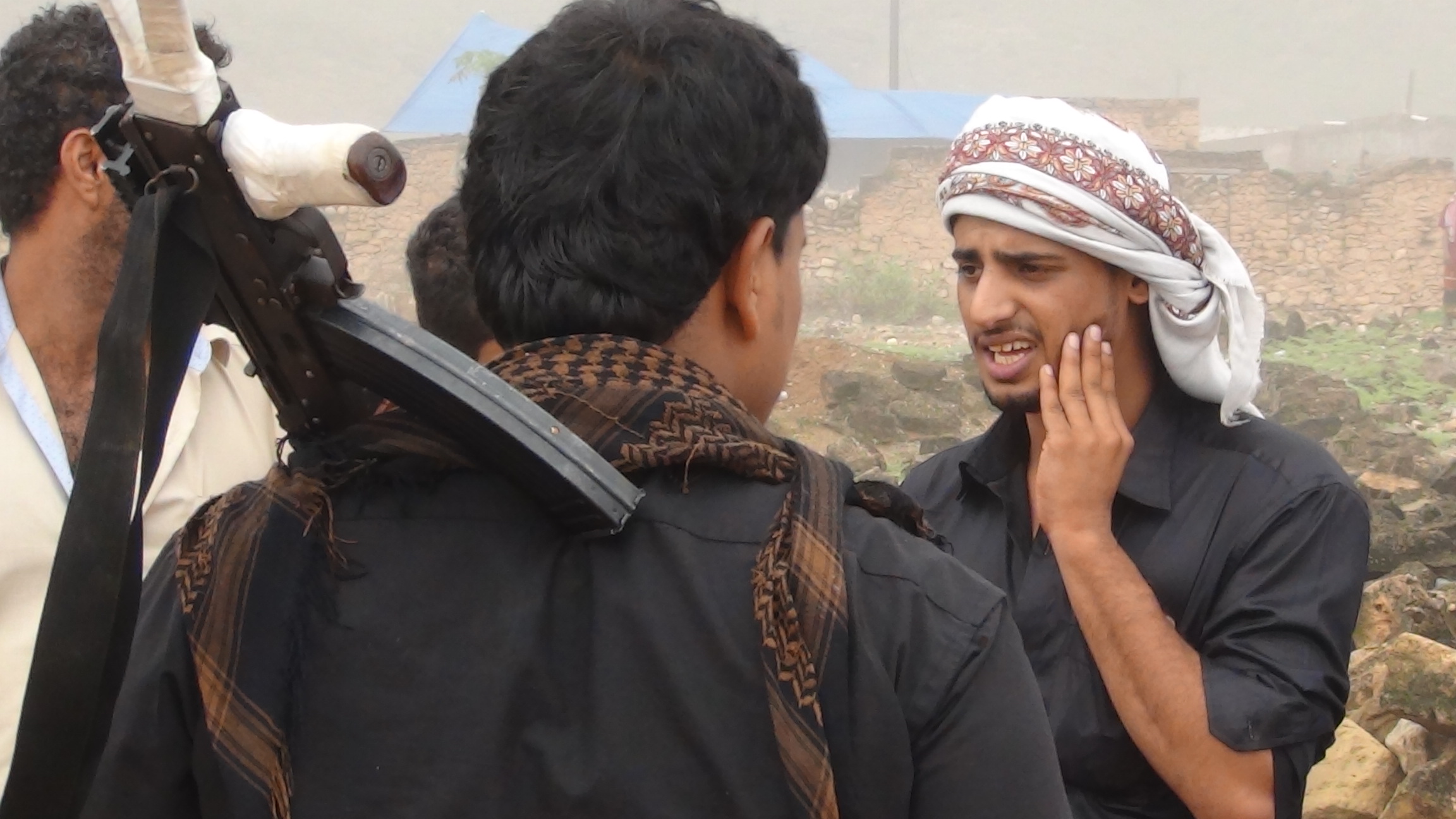 شباب يتحدثون المهرية.JPG