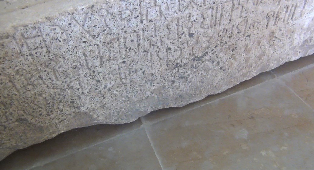 نقش حجري باللغة المهرية (اندبندنت عربية).jpg