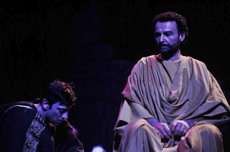 كاليغولا.png مشهد آخر من المسرحية الشاهينية (أرشيفية)
