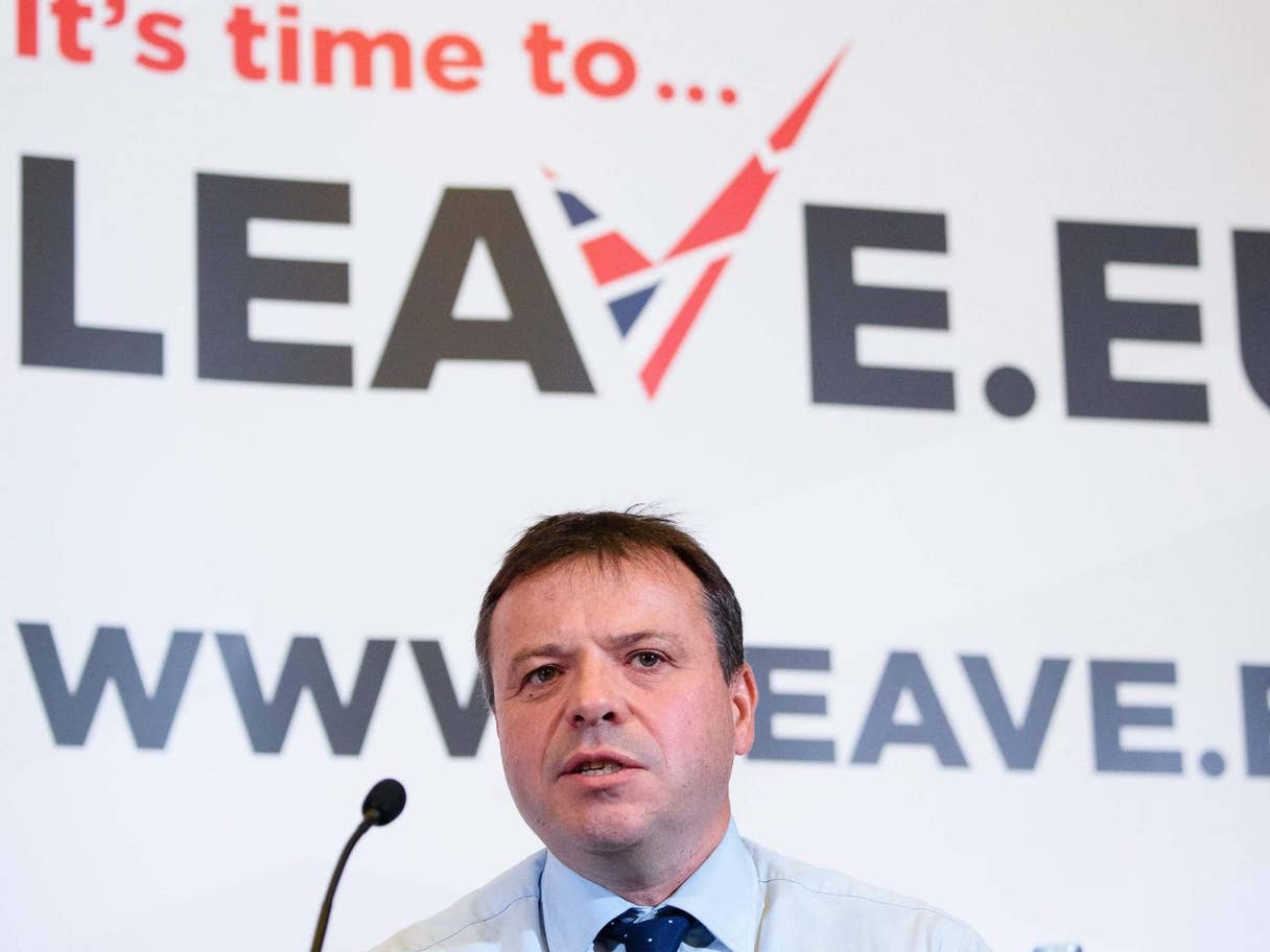 رجل الأعمال آرون بانكس المقرب من حكومة حزب المحافظين (أ.ف.ب. وغيتي)  