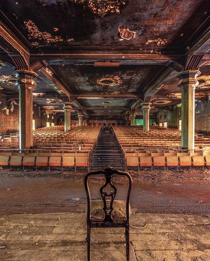 قاعة داخل القصر.jpeg