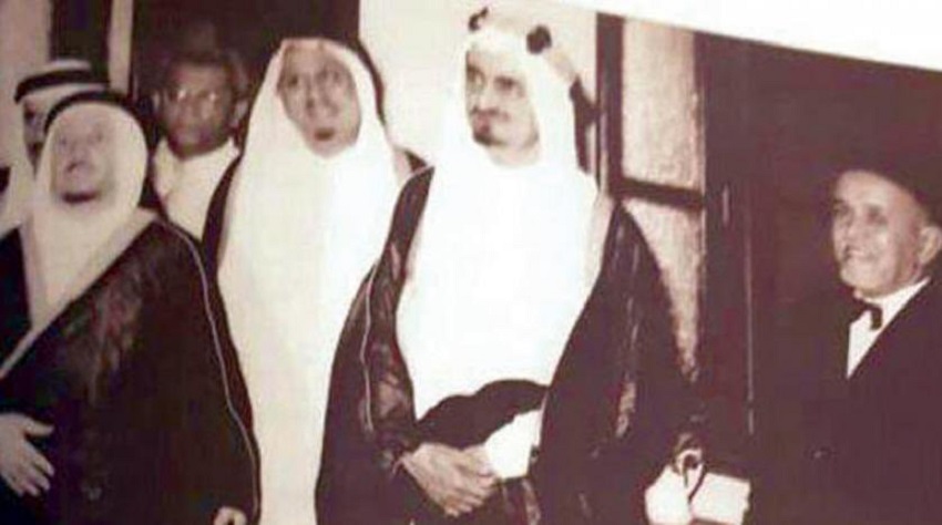 من الصور المتداولة للقاضي تظهره بجوار العاهل السعودي الراحل الملك فيصل بن عبدالعزيز (مواقع التواصل الاجتماعي)