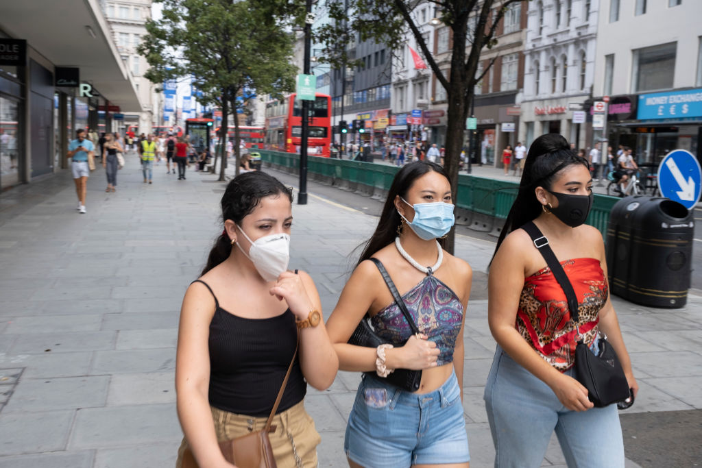 فرض ارتداء الكمامة في الأماكن المغلقة يتعرض لمعارضة من منطقة لمنطقة إنجليزية (غيتي) 