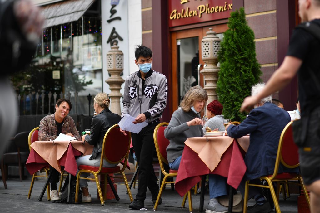 تسعى الحكومة البريطانية لانعاش الأسواق بإعادة فتح المؤسسات لكن تأثير ذلك الاقتصادي قد يكون ضئيلا (غيتي) 