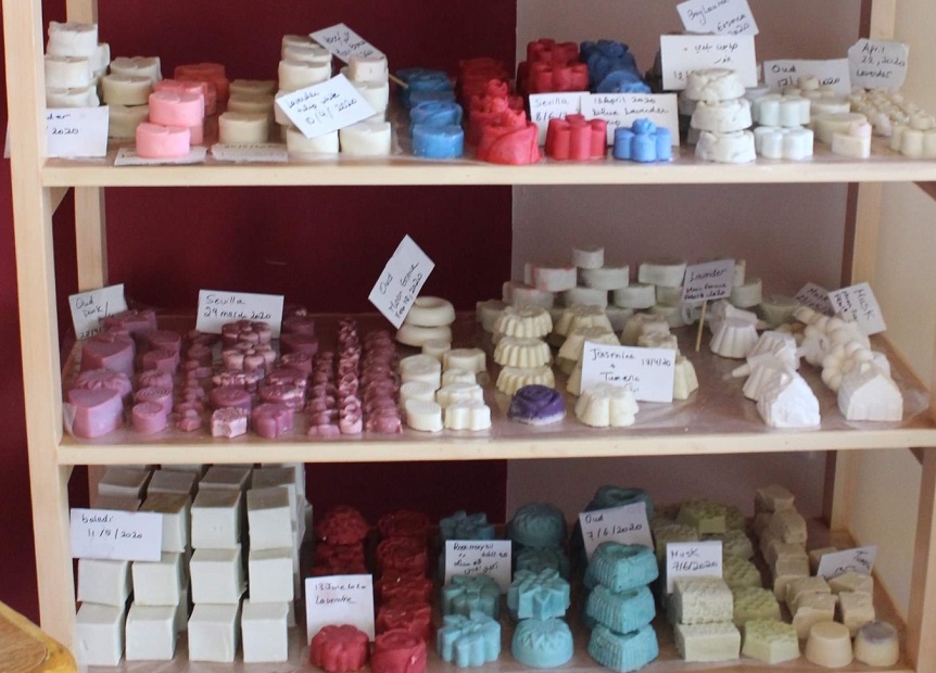 الصابون المنوع من انتاج سيرين وعائلتها- اندبندنت عربية.jpg