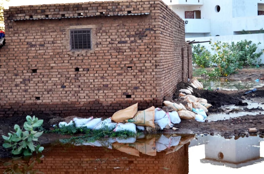 مدن وقرى سودانية لا تزال تحبس أنفاسها تحت مياه الفيضان  اندبندنت 