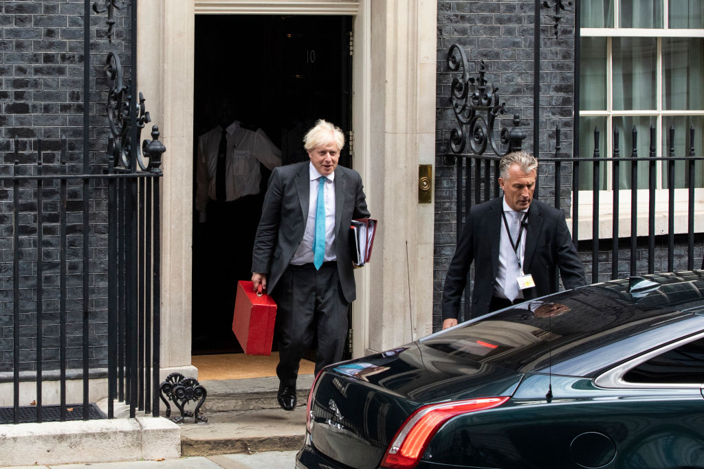 رئيس الحكومة بوريس جونسون يتمتع بغالبية نيابية يصعب إسقاطها في البرلمان (غيتي) 