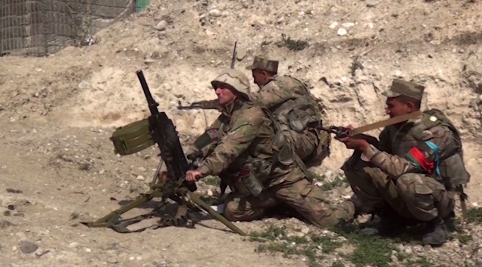 جنود أذريون كما ظهروا في فيديوا نشرته وزارة الدفاع الأذرية بالقرب من حدود اقليم ناغورنو قره باغ - أ ف ب.jpg
