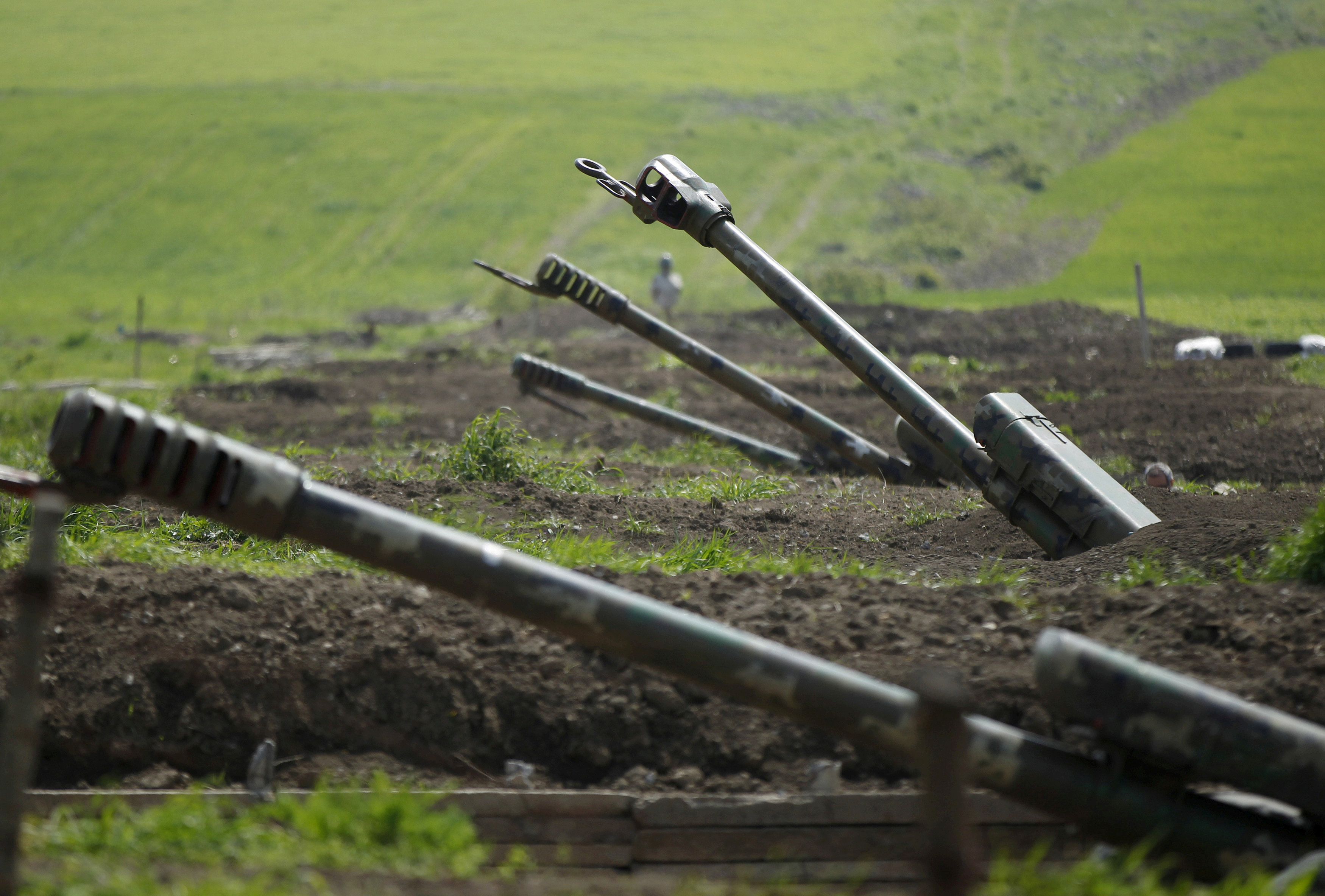 مدفعية ارمنية بالقرب من أقليم ناغورنو قره باغ - رويترز.JPG