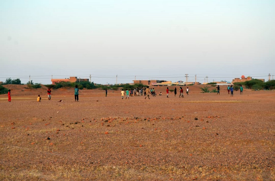 اتخذه الاطفال ملعبا لكرة قدم.jpg