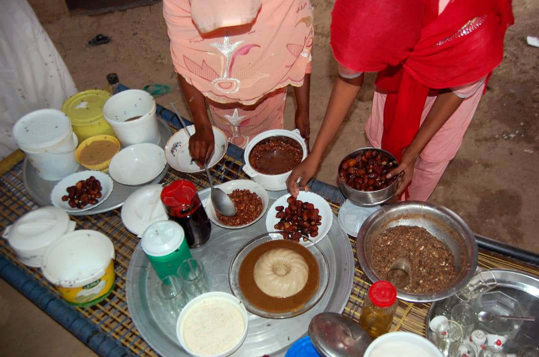 الإقبال على الوجبات الشعبية شهد انتعاشاً ملحوظاً في السودان (اندبندنت عربية - حسن حامد)