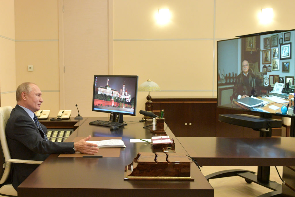 الرئيس الروسي فلاديمير بوتين خلال اتصاله بنيكيتا ميخالكوف (غيتي)