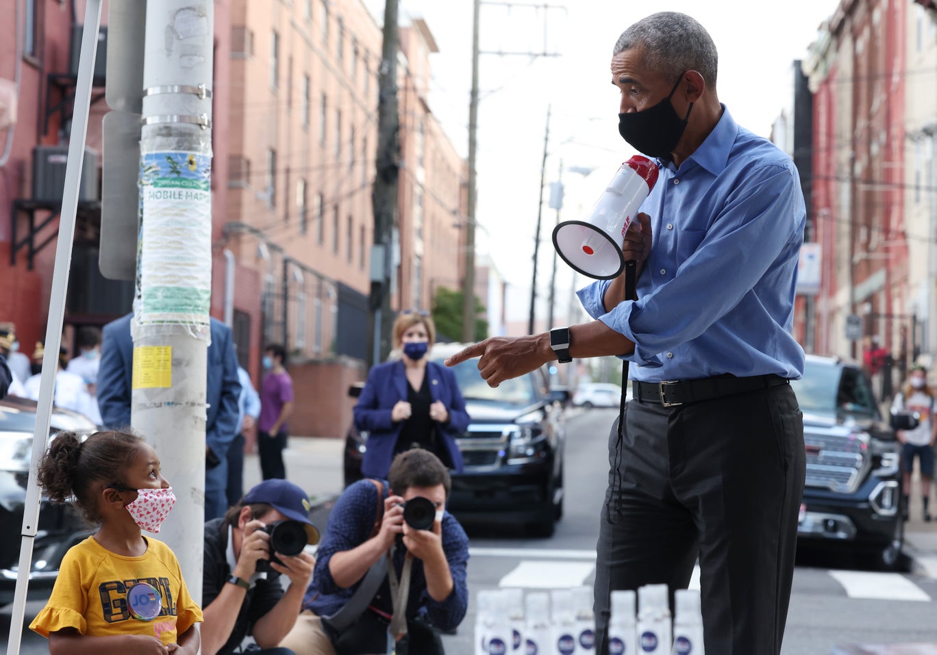  الرئيس الأميركي السابق باراك أوباما يتحدث إلى طفل صغير أثناء حملته الانتخابية لمساندة جو بايدن في فيلاديلفيا بولاية بنسلفانيا (مايكل م. سانتياغو- غيتي)