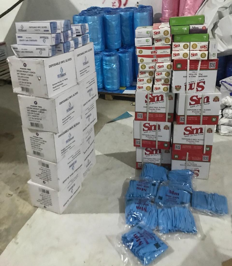 مستودع غير مرخص لتخزين المعقمات والقفازات لرفع سعرها (وزارة التجارة).jpg