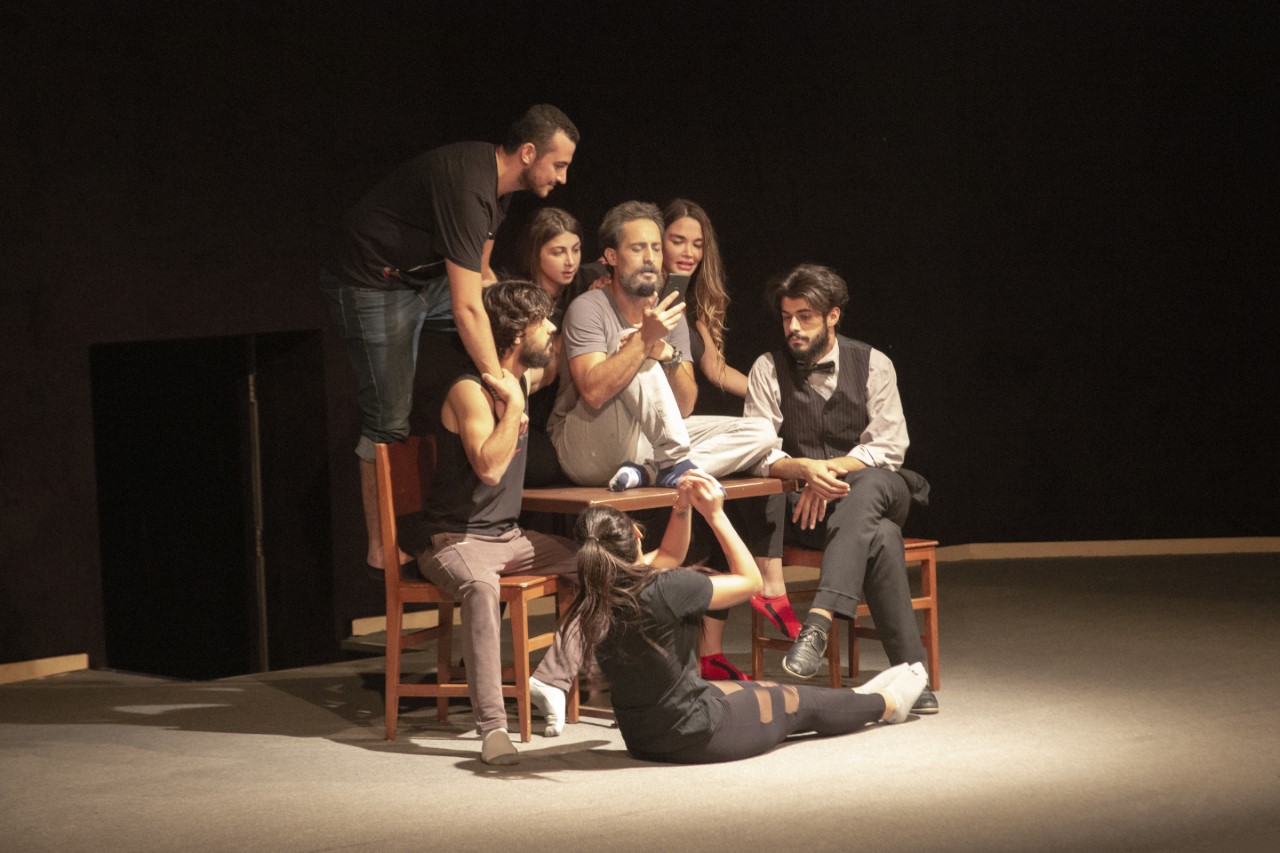 _مشهد من مسرحية الأرامل على مسرح المنارة باللاذقية.jpg