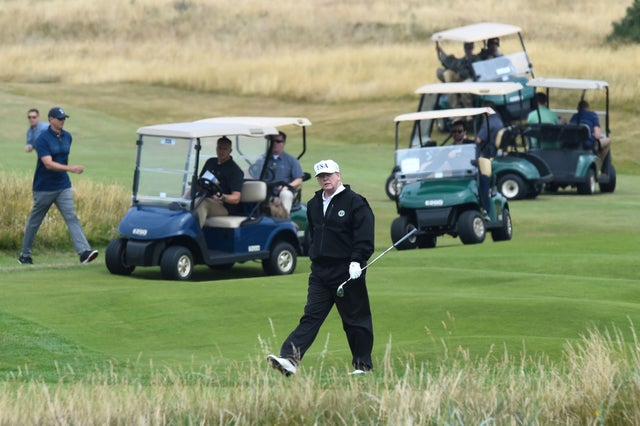 الرئيس ترمب يمارس لعبة العولف في منتجعه الاسكتلندي (أ.ف.ب وغيتي)