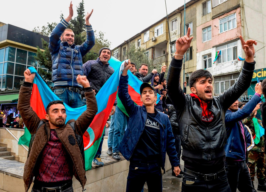 أذربيجانيون يحتفلون في شوارع العاصمة باكو (أ ف ب)