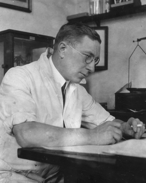 مناصفة مع الأسكتلندي جون مكليود.اكتشف علاج مرض السكر الإنسولين.jpg