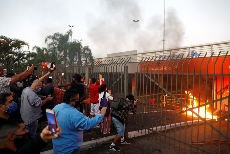 carrefour porto alegre reuters.JPG