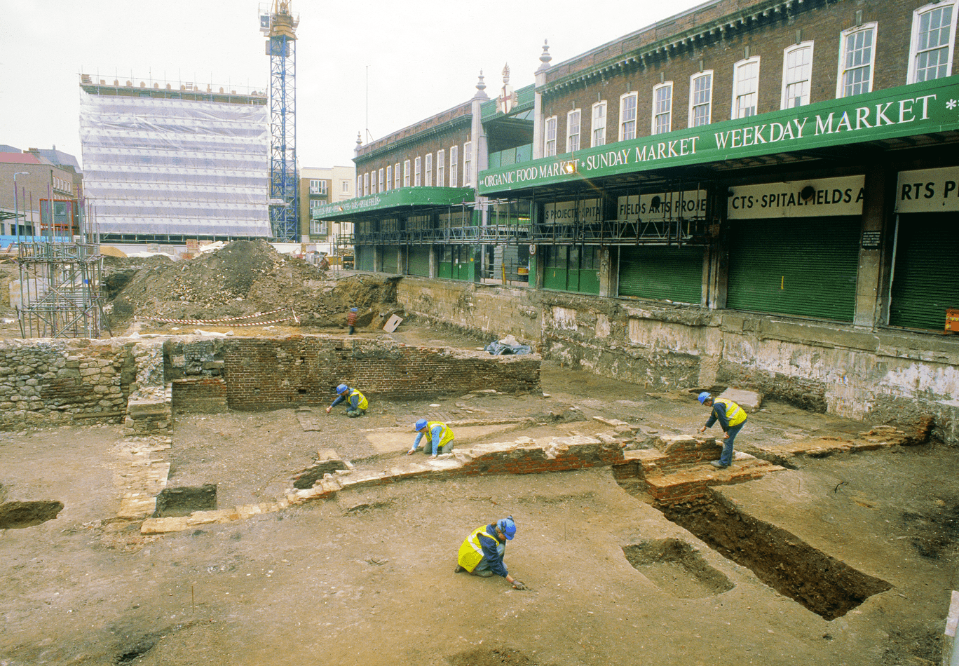 Excavations at Spitalfields (c) MOLA-min.png