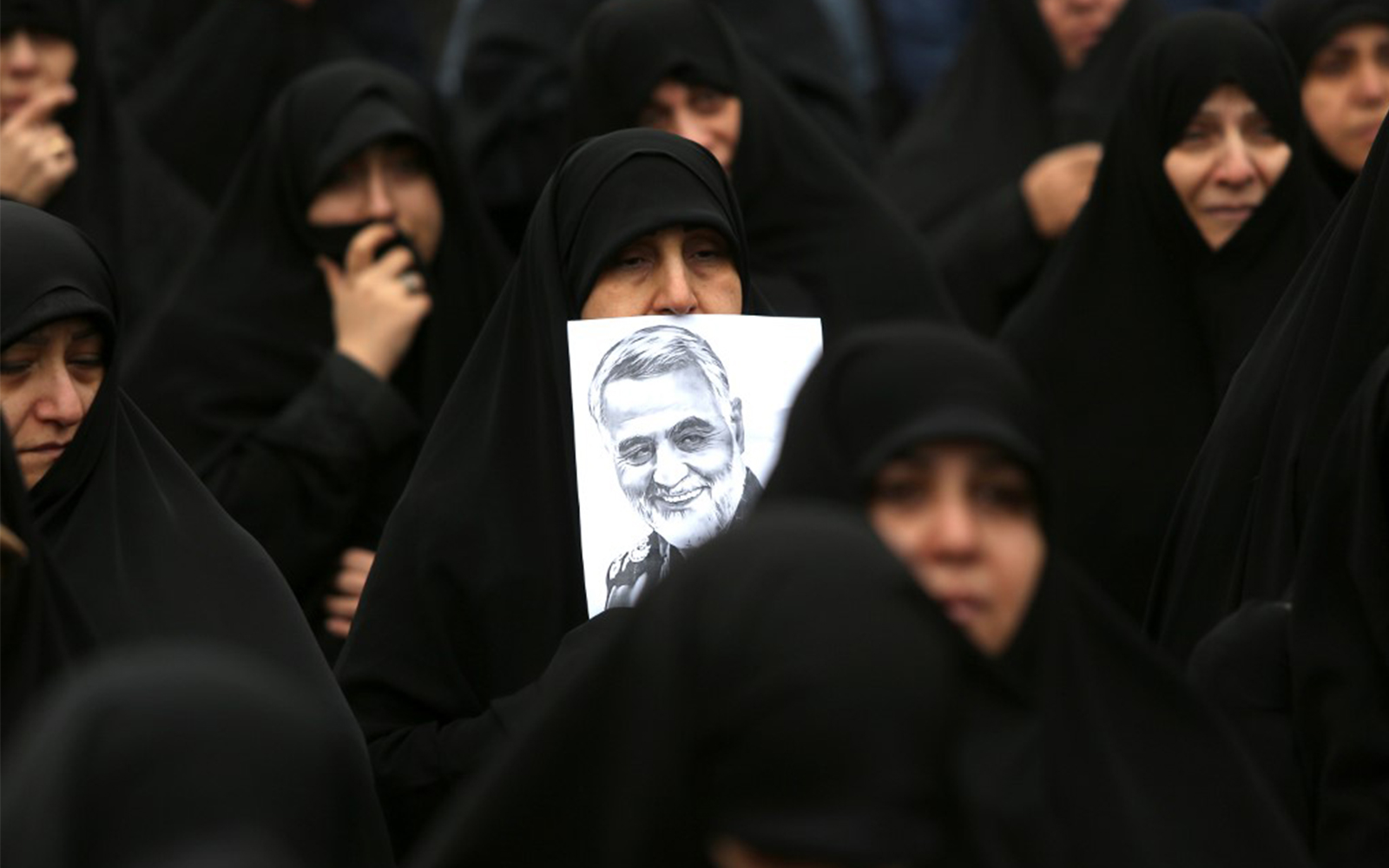 مسيرة نسيائية في طهران ضد الولايات المتحدة احتجاجا على مقتل قاسم سليماني (أ ف ب).